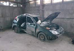 Ford Focus 1.8мт, 2004, хетчбэк, битый - Фото #1